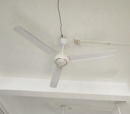 Nuovo ventilatore da soffitto solare a 56 pollici di CC 12v di Oriente con i regolamenti fissati al muro